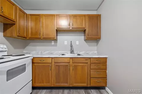 Kitchen - 560 E Cherry St, Troy, MO 63379 photo 10 of 11