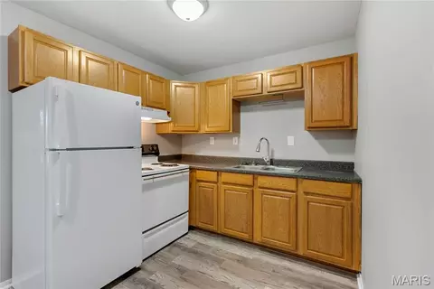 Kitchen - 560 E Cherry St, Troy, MO 63379 photo 4 of 11