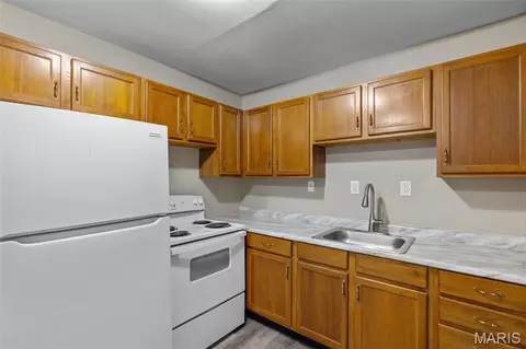 Kitchen - 560 E Cherry St, Troy, MO 63379 photo 9 of 11