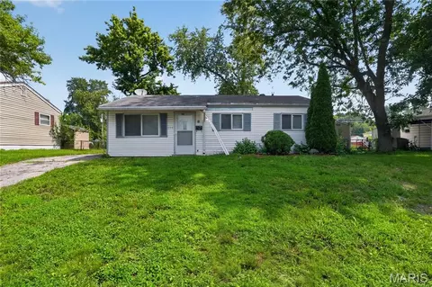 835 Lexington Park, Florissant, MO 63031