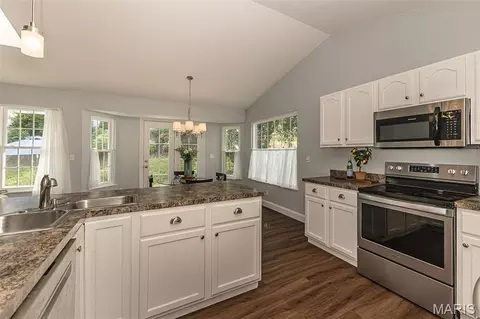Kitchen - 436 White Chapel Dr, O'fallon, MO 63368 photo 4 of 5