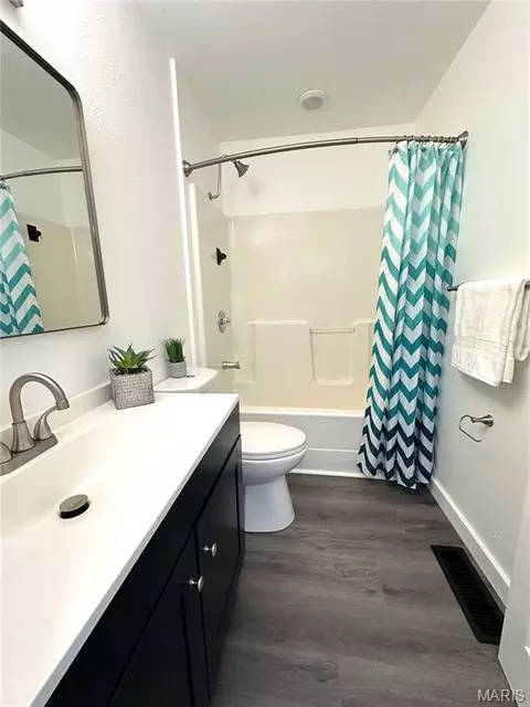Bath - 608 Devonshire Dr, Belleville, IL 62226 photo 1 of 6