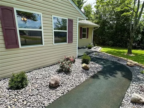 Exterior - 608 Devonshire Dr, Belleville, IL 62226 photo 2 of 6