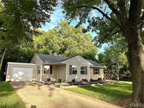 608 Devonshire Dr, Belleville, IL 62226