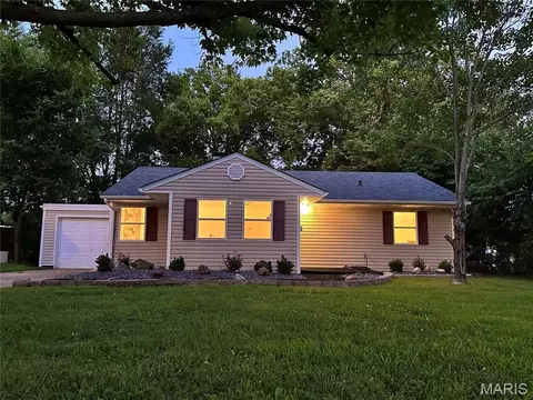 Exterior - 608 Devonshire Dr, Belleville, IL 62226 photo 1 of 6