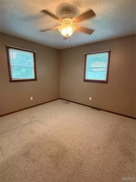 Bedroom - 12376 Biram Dr, Plato, MO 65552 photo 2 of 3