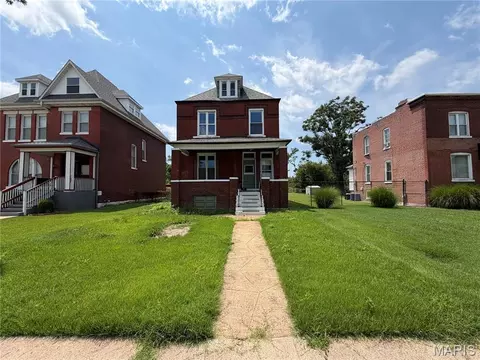 4806 Hammett Pl, Saint Louis, MO 63113