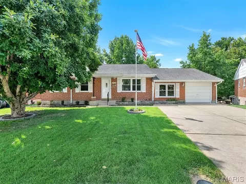9218 Damson Dr, Saint Louis, MO 63123