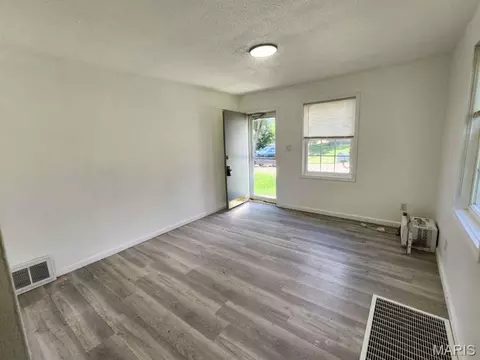 Living - 3966 Kleinschmidt Anx, Arnold, MO 63010 photo 2 of 3