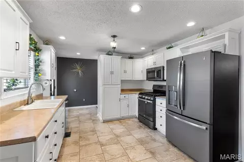 Kitchen - 1205 Cypress Dr, O'fallon, MO 63366 photo 2 of 2