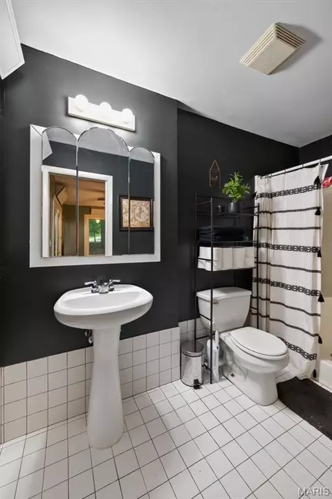 Bath - 23443 Forest Haven Dr, Wright City, MO 63390 photo 2 of 7