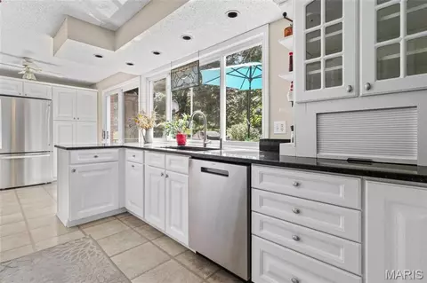 Kitchen - 480 Maymont Dr, Ballwin, MO 63011 photo 4 of 5