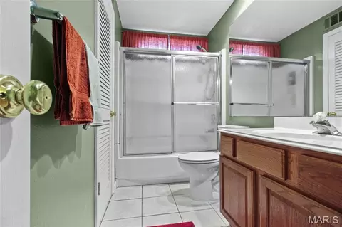 Bath - 480 Maymont Dr, Ballwin, MO 63011 photo 4 of 5