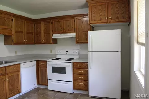 Kitchen - 500 Oak Leaf Ln, Mokane, MO 65059 photo 2 of 2