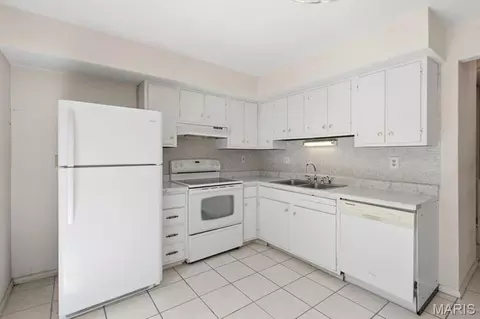 Kitchen - 2344 Hidden Meadow Ln, Ballwin, MO 63021 photo 2 of 3