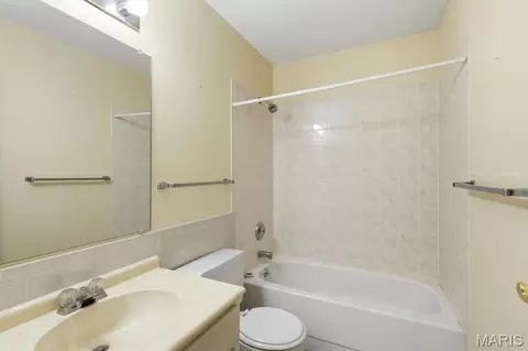 Bath - 2344 Hidden Meadow Ln, Ballwin, MO 63021 photo 3 of 3