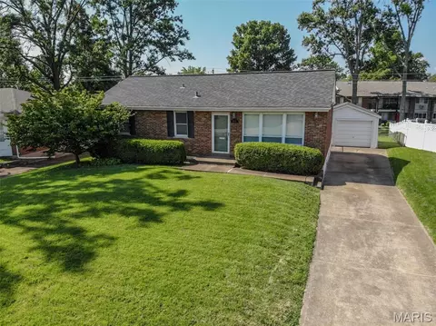 8932 Ione Ln, Affton, MO 63123