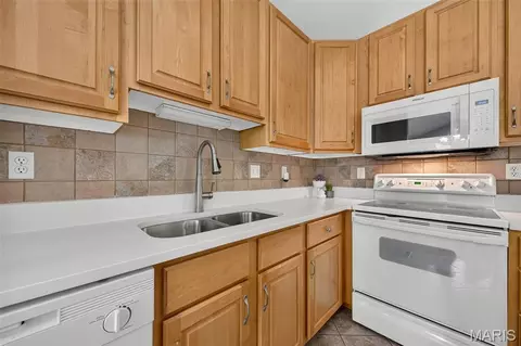 Kitchen - 249 Kildare Ct, O'fallon, MO 63366 photo 5 of 5