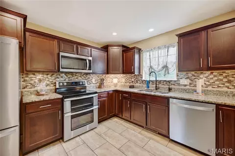 Kitchen - 131 Creek View Dr, Saint Robert, MO 65584 photo 2 of 5