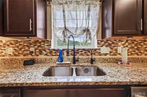 Kitchen - 131 Creek View Dr, Saint Robert, MO 65584 photo 4 of 5
