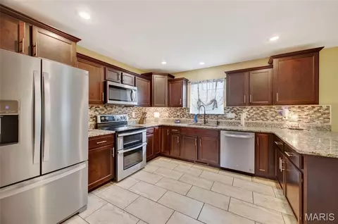 Kitchen - 131 Creek View Dr, Saint Robert, MO 65584 photo 1 of 5