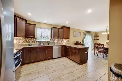 Kitchen - 131 Creek View Dr, Saint Robert, MO 65584 photo 3 of 5