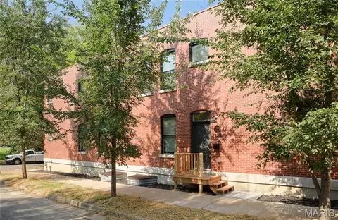 2725 Salena St, Saint Louis, MO 63118