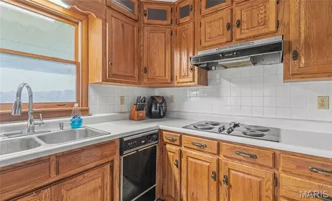 Kitchen - 14920 Dillon Outer Rd, Saint James, MO 65559 photo 3 of 3