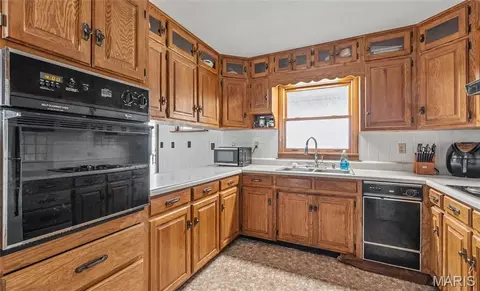 Kitchen - 14920 Dillon Outer Rd, Saint James, MO 65559 photo 2 of 3