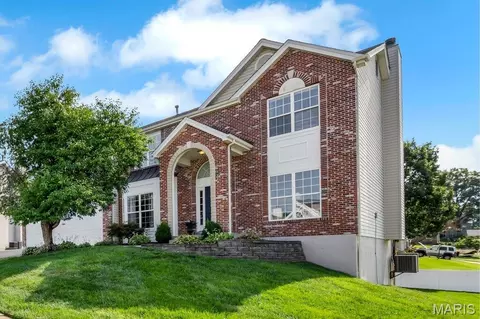 826 Summit Glen Ct, Fenton, MO 63026