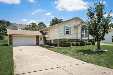 2912 Hameln Dr, Saint Charles, MO 63301