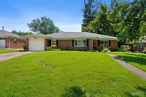 930 Blackberry Pl, Saint Louis, MO 63130