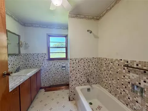 Bath - 576 E 2700 Ave, Ramsey, IL 62080 photo 1 of 1