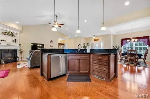 Kitchen - 401 Briarcliff Dr, Waterloo, IL 62298 photo 4 of 5