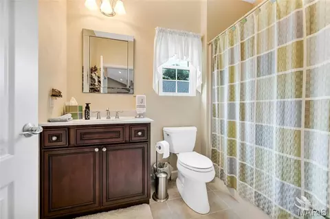 Bath - 401 Briarcliff Dr, Waterloo, IL 62298 photo 1 of 4