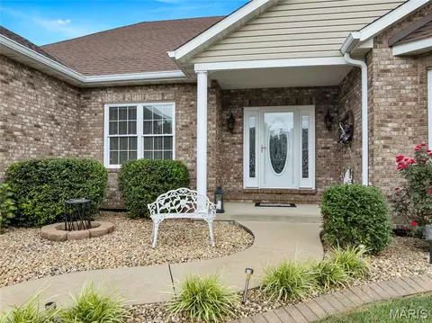 Exterior - 401 Briarcliff Dr, Waterloo, IL 62298 photo 2 of 10