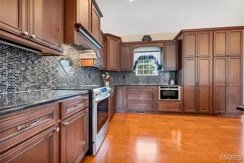Kitchen - 401 Briarcliff Dr, Waterloo, IL 62298 photo 3 of 5