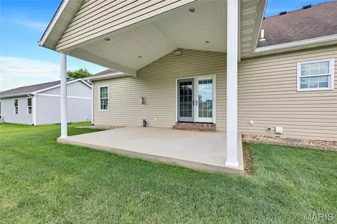 Exterior - 401 Briarcliff Dr, Waterloo, IL 62298 photo 3 of 10