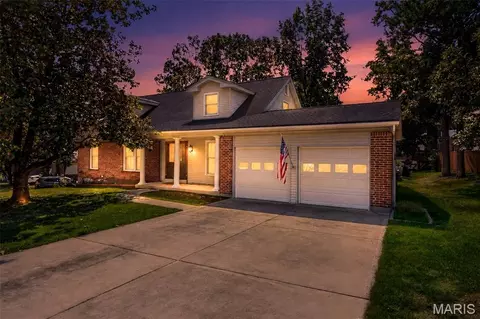 Exterior - 804 Dutch Mill Dr, Ballwin, MO 63011 photo 2 of 14