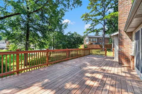 Exterior - 804 Dutch Mill Dr, Ballwin, MO 63011 photo 5 of 14