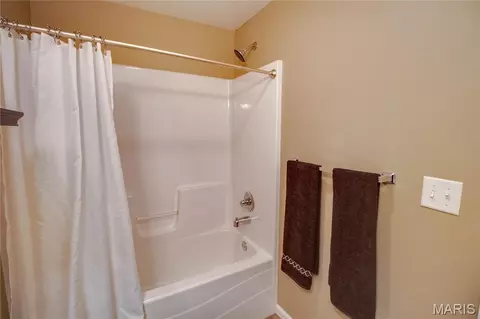 Bath - 2909 Sandy Ln, Springfield, IL 62711 photo 9 of 10