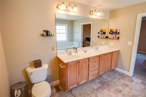 Bath - 2909 Sandy Ln, Springfield, IL 62711 photo 3 of 10