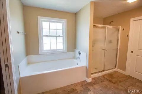 Bath - 2909 Sandy Ln, Springfield, IL 62711 photo 2 of 10