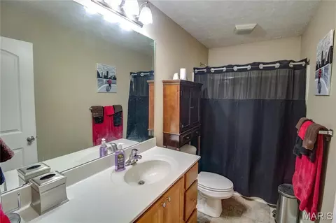 Bath - 2909 Sandy Ln, Springfield, IL 62711 photo 5 of 10
