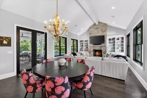 Dining - 3033 Fallbrook Dr, Saint Louis, MO 63131 photo 4 of 5