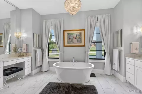 Bath - 3033 Fallbrook Dr, Saint Louis, MO 63131 photo 2 of 9