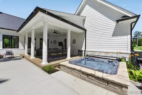 Exterior - 3033 Fallbrook Dr, Saint Louis, MO 63131 photo 8 of 18