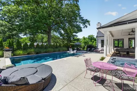 Exterior - 3033 Fallbrook Dr, Saint Louis, MO 63131 photo 5 of 18