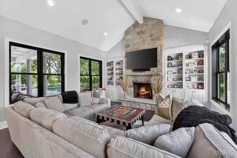 Living - 3033 Fallbrook Dr, Saint Louis, MO 63131 photo 5 of 5