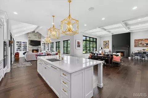 Kitchen - 3033 Fallbrook Dr, Saint Louis, MO 63131 photo 5 of 7